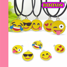 Tout visage Emoji peut être personnalisé! ! ! Collier de charme Emoji à la main pour la vente en gros